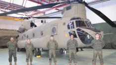 Pilotos del nuevo helicóptero Chinook.