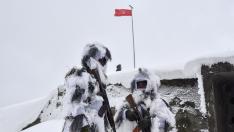 Soldados ucranianos camuflados en la nieve