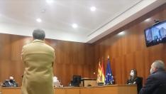 El acusado, Javier Palos Yago, sentado, y el testigo Mariano Casasnovas, de pie.