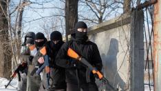 Varios civiles se entrenan militarmente en Kiev.