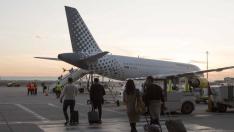 Varios viajeros se dirigen a un avión en el aeropuerto de Zaragoza.