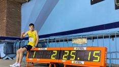 El aragonés Sergio del Barrio posa con su marca, la mejor de la historia sub-20 en los 1.000 metros.