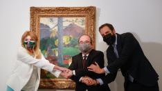 La baronesa Carmen Thyssen, el ministro español de Cultura, Miquel Iceta (c), y Borja Thyssen posan junto a la obra "Mata Mua", de Paul Gaugin