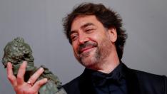 Javier Bardem posa con su Premio Goya.