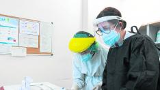 Dos enfermeras comprueban el resultado de un test de antígenos en el centro de Valdespartera.