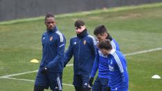 Jair Amador, Borja Sainz, Juanjo Narváez y Pep Chavarría conversan durante un entrenamiento del RealZaragoza.