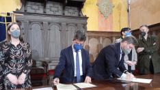 El alcalde de Huesca, Luis Felipe, y el consejero de Vertebración del Territorio, José Luis Soro, firmando el acuerdo para la subasta de la parcela.