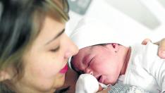 Una madre sostiene en brazos a su hija recién nacida