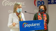 Pilar Cortes y Teresa Moreno durante la rueda de prensa de este lunes en la sede del PP de Huesca.