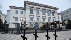 Tumbas simbólicas frente a la embajada de Rusia en Kiev.