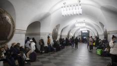 Los ucranianos buscan refugio en el metro de Kiev.