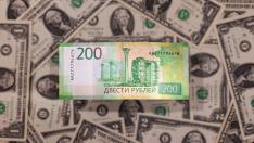 Un billete de 200 rublos junto a varios de dólar.