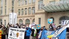 Concentración de la plataforma Aragón no puertas tu tren frente a la estación Lleida-Pirineus para reclamar un cercanías con Monzón.