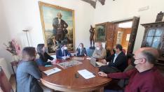 Reunión del alcalde de Huesca, Luis Felipe, con la La directora general de Acuaes, María Rosa Cobo.