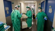 Profesionales sanitarios en la 'planta covid' del hospital Obispo Polanco de Teruel.