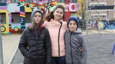 Yaroslava Shulzhenko y sus dos hijos, Kira, de 15 años de edad, y Sava, de 10