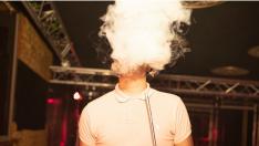 Un cliente fuma en cachimba en el interior de una discoteca zaragozana.