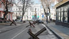 Erizos antitanque en una calle vacía de Odesa.