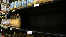 Estanterias de aceite de girasol vacías en un supermercado esta semana.