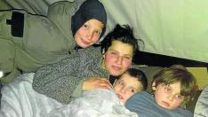 Olena con sus tres hijos en la frontera de Ucrania, antes de cruzar