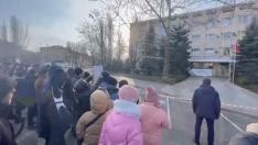 Protesta frente a la administración de Melitopol (Ucrania) por la captura de Fedorov, al grito de 'Libertad para el alcalde'.