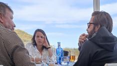 Guy Ritchie, a la izquierda, conversa con Jake Gyllenhaal (derecga, con gafas y barba) en un restaurante valenciano, hace unos días.