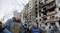 El alcalde de Kiev, Vitaliy Klitschko, habla con un periodista ante un edificio bombardeado, este lunes.