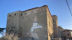 El palacio de los Altarriba de Permisán (Ilche) sufre continuos desprendimientos de ladrillos de la parte superior ya que se encuentra sin tejado desde hace unos diez años.