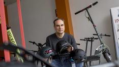 Juan Pérez, propietario de Eco Rider Shop, muestra varios modelos de cascos para patinetes.