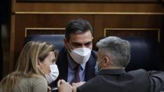 Pedro Sánchez habla con Fernando Grande Marlaska y Raquel Sánchez en el Congreso