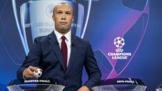 Mikael Silvestre, exfutbolista, sortea los cuartos de la Champions.