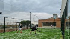 Acción en la nueva pista de pádel de Fonz.