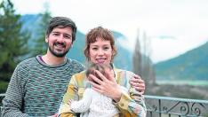 Diego Tolosa y Sofía Lázaro con su hija en Arguis.