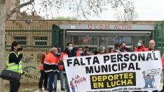 Protesta de los trabajadores municipales de instalaciones deportivas frente al C. D. M. Actur de Zaragoza.