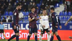 Mosquera aplaude a Pablo Martínez durante la victoria del Huesca sobre el Burgos del viernes.
