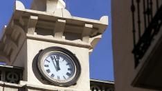 Reloj con campana del Mercado Central de Zaragoza.