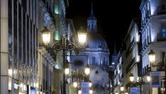 Farolas encendidas en la calle de Alfonso I de Zaragoza