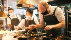 El chef Oliver Jutras prepara el 'menú del futuro' en Singapur.