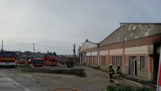 Al incendio han acudido tres parques de bomberos.