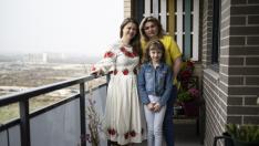 Iryna, Svitlana y la pequeña Viktoriia, en el balcón del piso de la primera en Arcosur.