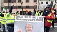 Los transportistas portaban pancartas en los que visibilizaban sus demandas y arremetían contra el Gobierno.