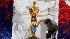 Un operario limpia una reproducción gigante del Óscar en los últimos preparativos para la gala de entrega