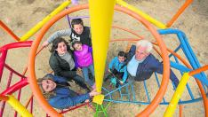 Julio y Feli Murillo, con la familia ucraniana que acogen en Perdiguera