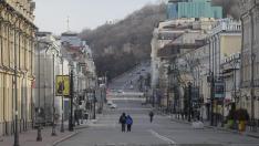 Ciudadanos recorren las calles de Kiev este domingo.