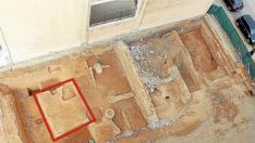 A la izquierda de la imagen, encuadrado, uno de los torreones de la muralla medieval descubierta en las excavaciones.