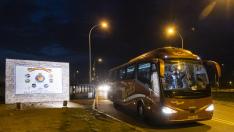 El autobús que traslada al grupo que aterrizó en Zaragoza sale de la base militar