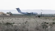 Uno de los A400M que llevó armas regresa a Zaragoza con 30 refugiados