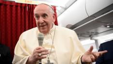 El Papa, en el avión de regreso al Vaticano desde Malta.