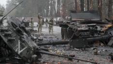 Soldados ucranianos inspeccionan armamento rusa destruido tras retomar la aldea de Dmitrivka, cerca de Kiev