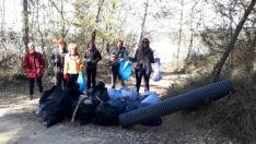 Unas voluntarias recogen decenas de kilos de basuras en el entorno de Barasona.